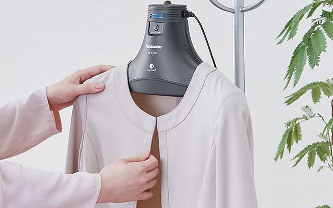 Panasonic разработала вешалку, которая обрабатывает одежду заряженными наночастицами
